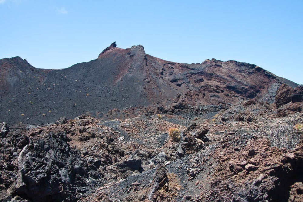 Dunkle Vulkanerde prägt das Landschaftsbild des Südens von La Palma