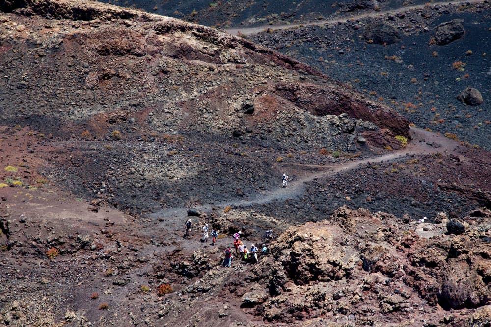 Wandergruppe am Fuß des Vulkans Teneguía