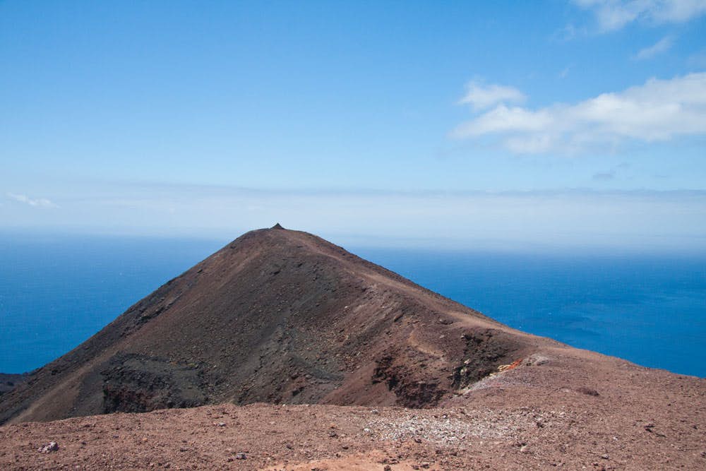 ein schmaler Grat führt zum Gipfel des Vulkans Teneguía