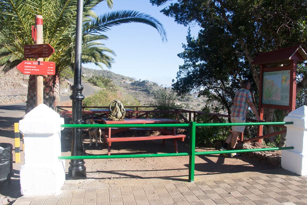 Wanderkreuzung und Rastplatz in Las Rosas