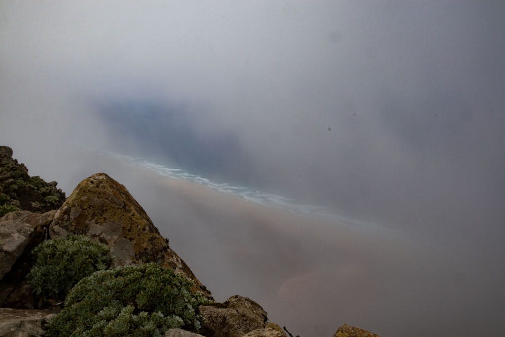 Blick durch die Wolken von der Abbruchkante -Pico de la Zarza