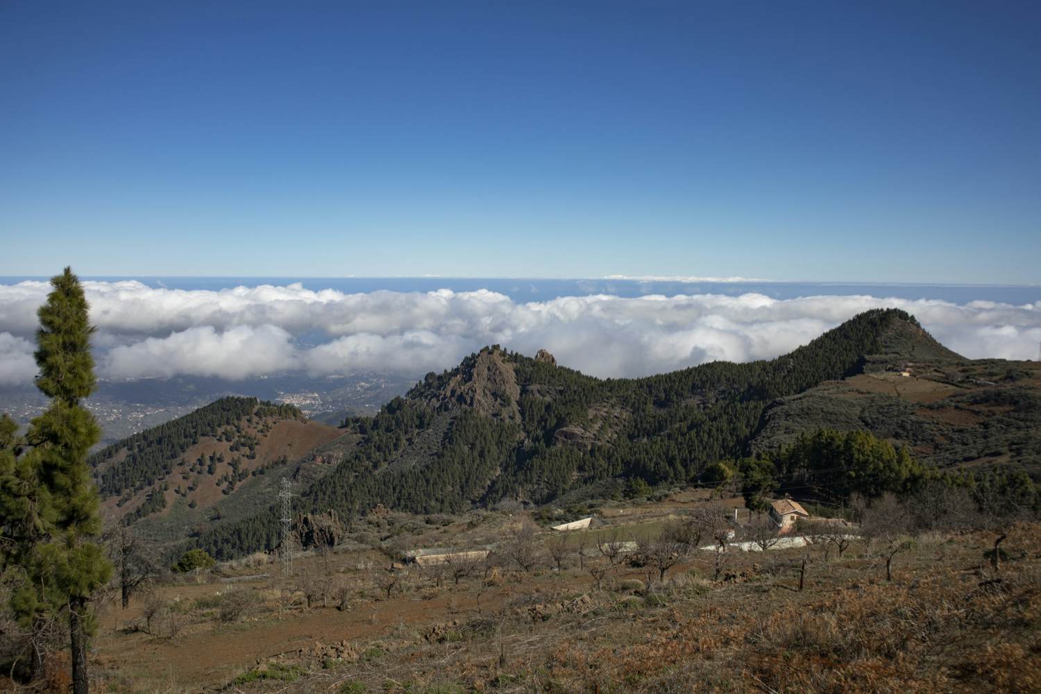 Blick über die Höhenzüge und die Wolken vom Becerra Wanderweg