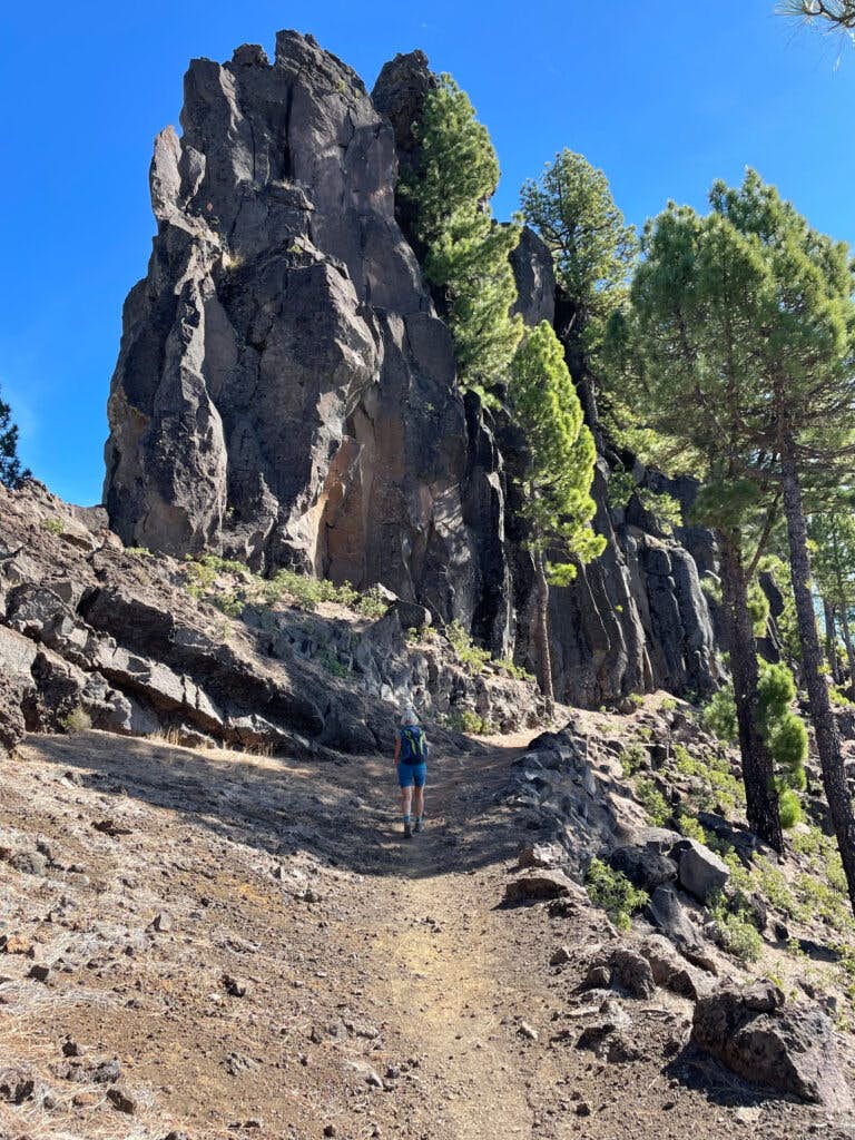 Wanderweg unter Refugio Punta de Los Roques vor der Felswand
