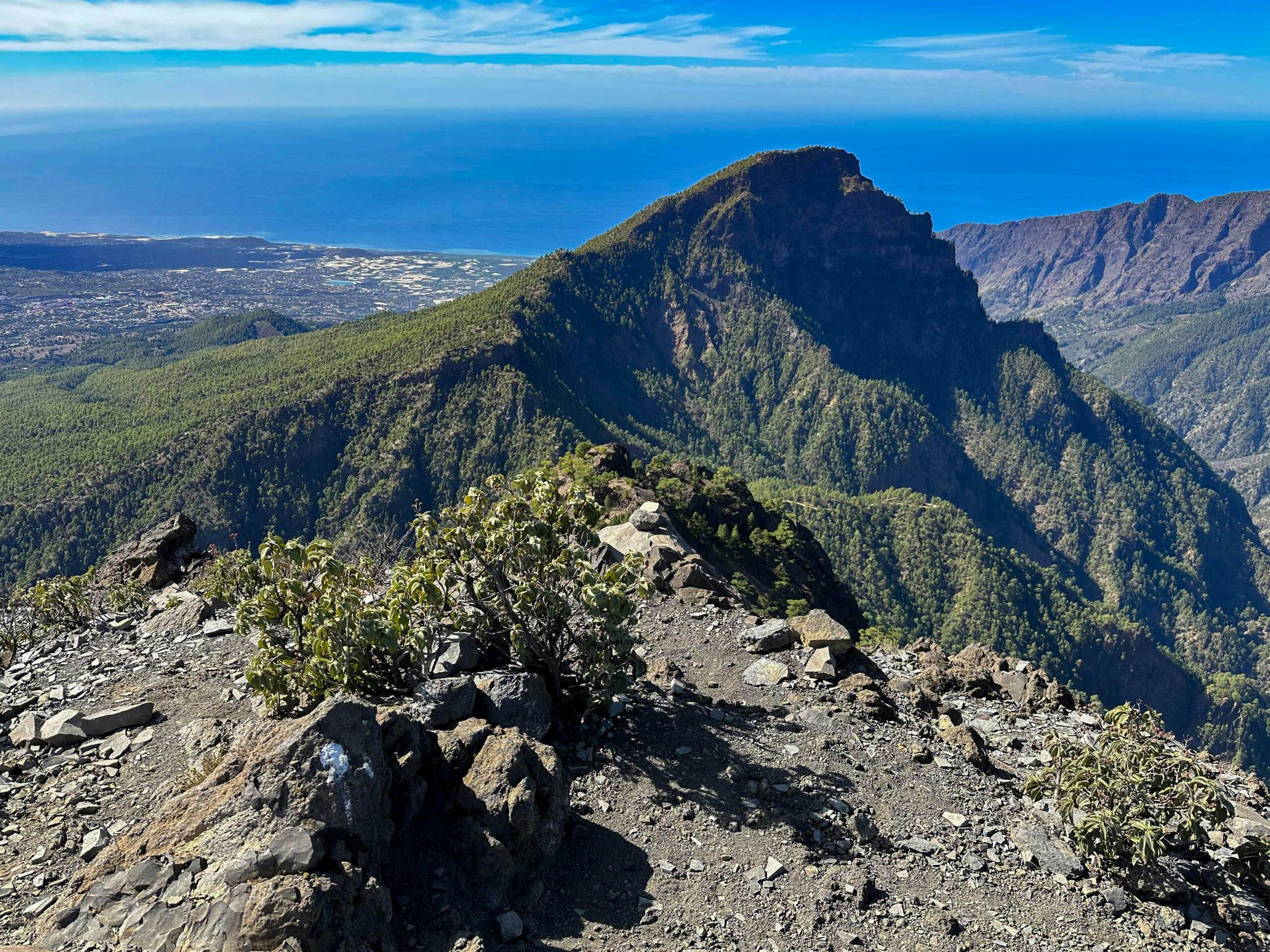 Blick vom Refugio Punta de Los Roques auf den Bejenado, die Caldera de Taburiente und das Tal