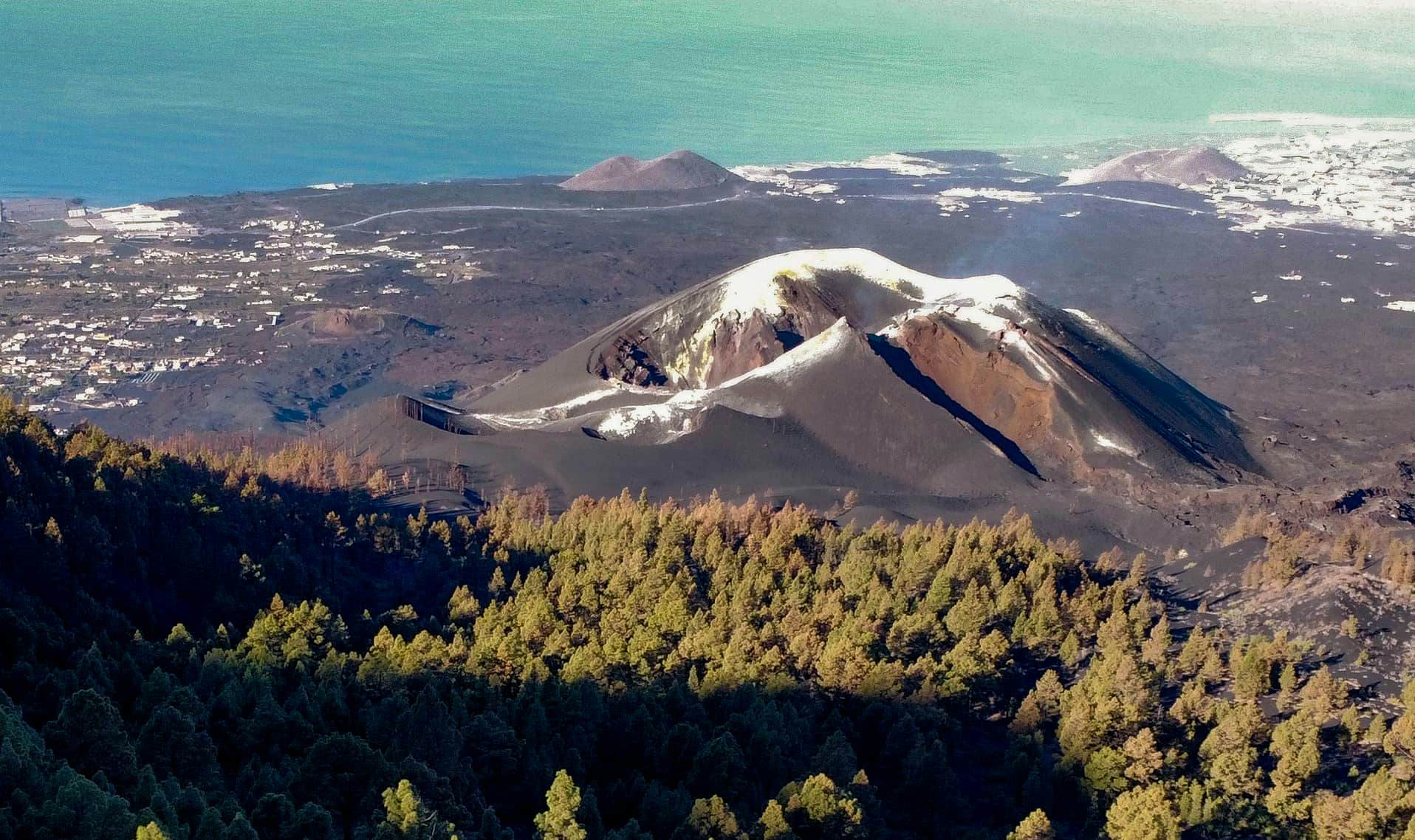 Blick aus der Höhe auf den neuen Vulkan Tajogaite 