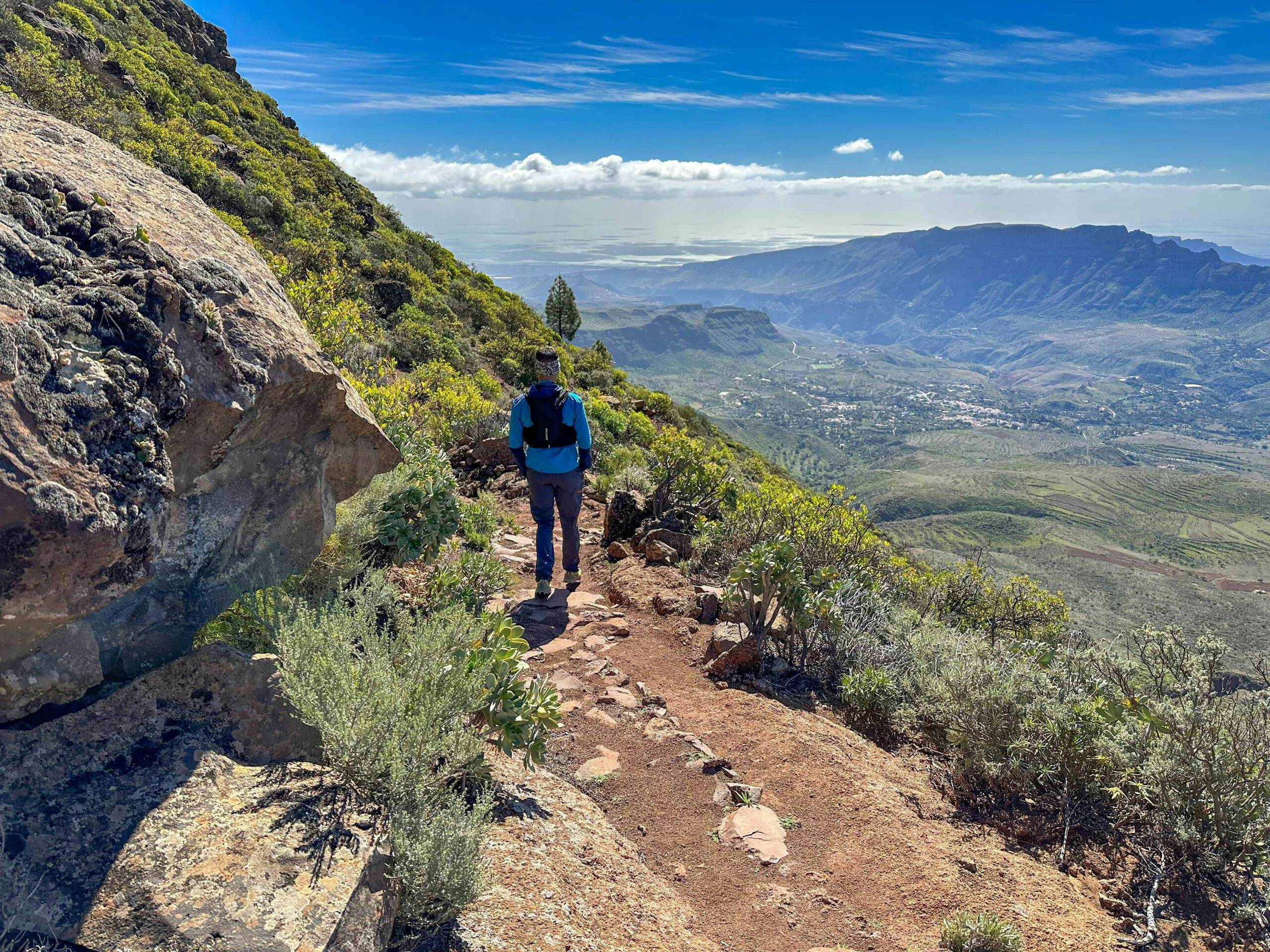 Wanderer auf dem Abstiegsweg von der Cumbre