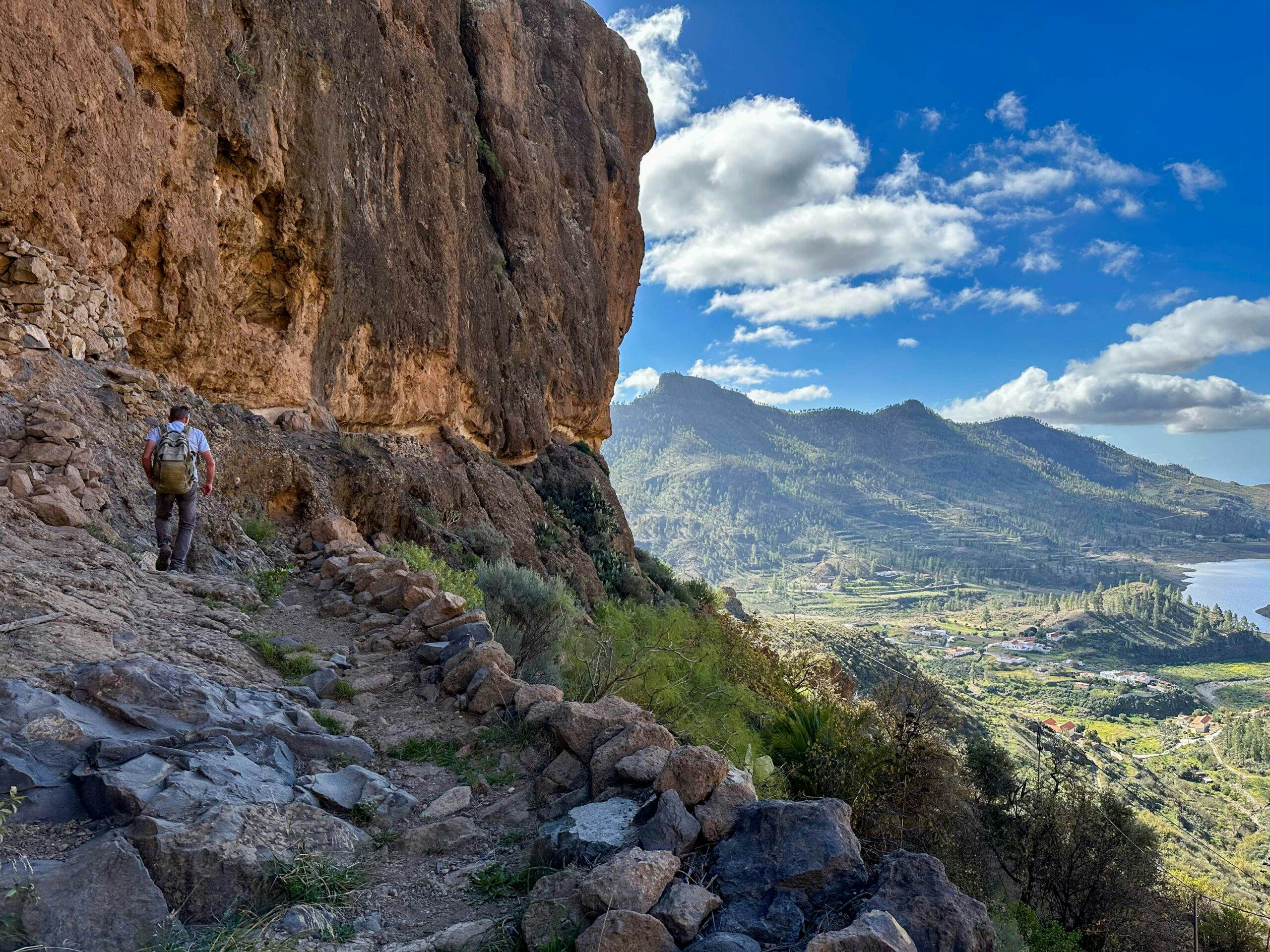 Wanderweg am Felsen hoch über dem Soria See