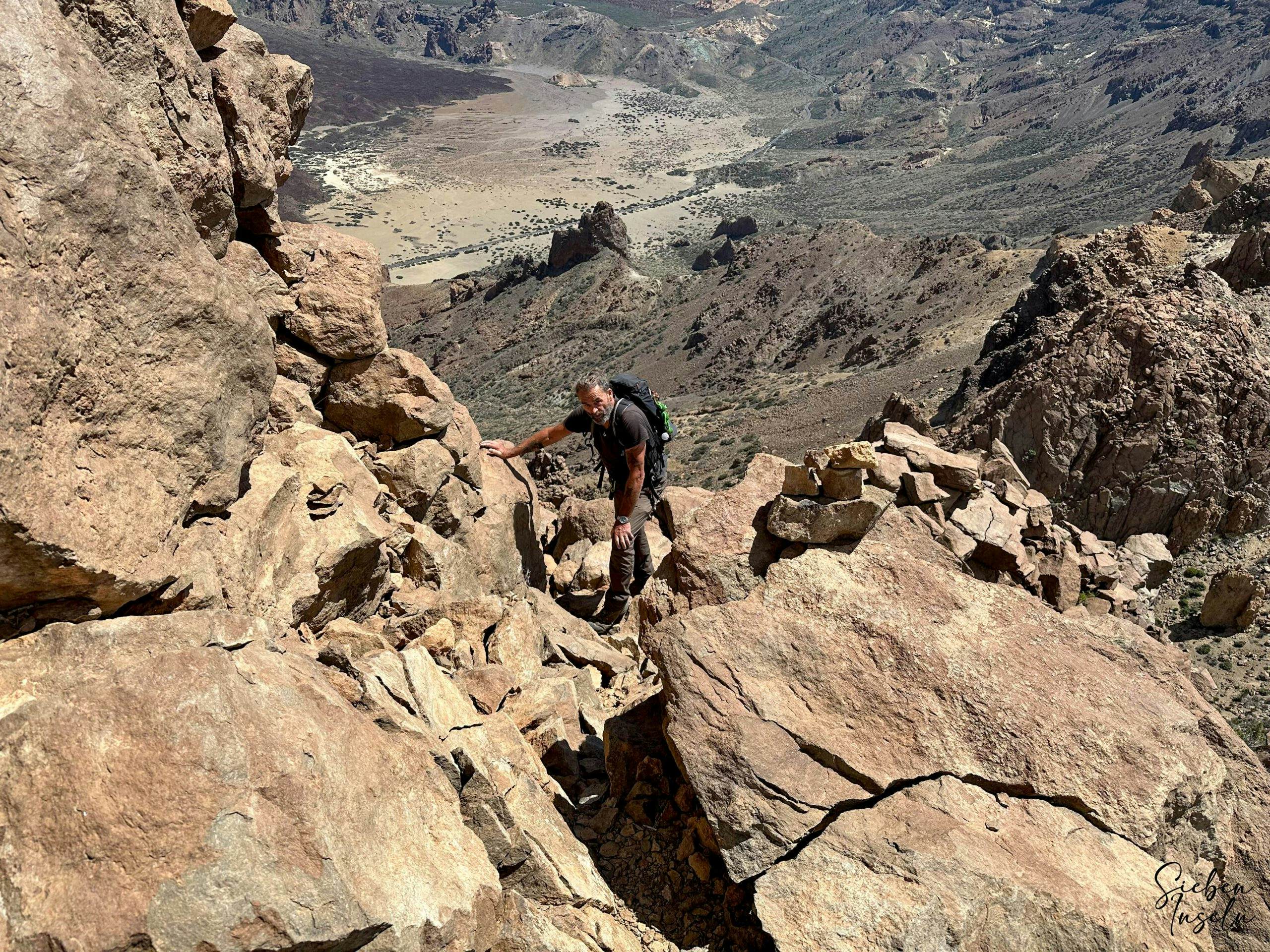Wanderer beim Abstieg vom Roque del Almendro - Cresta de Las Cañadas