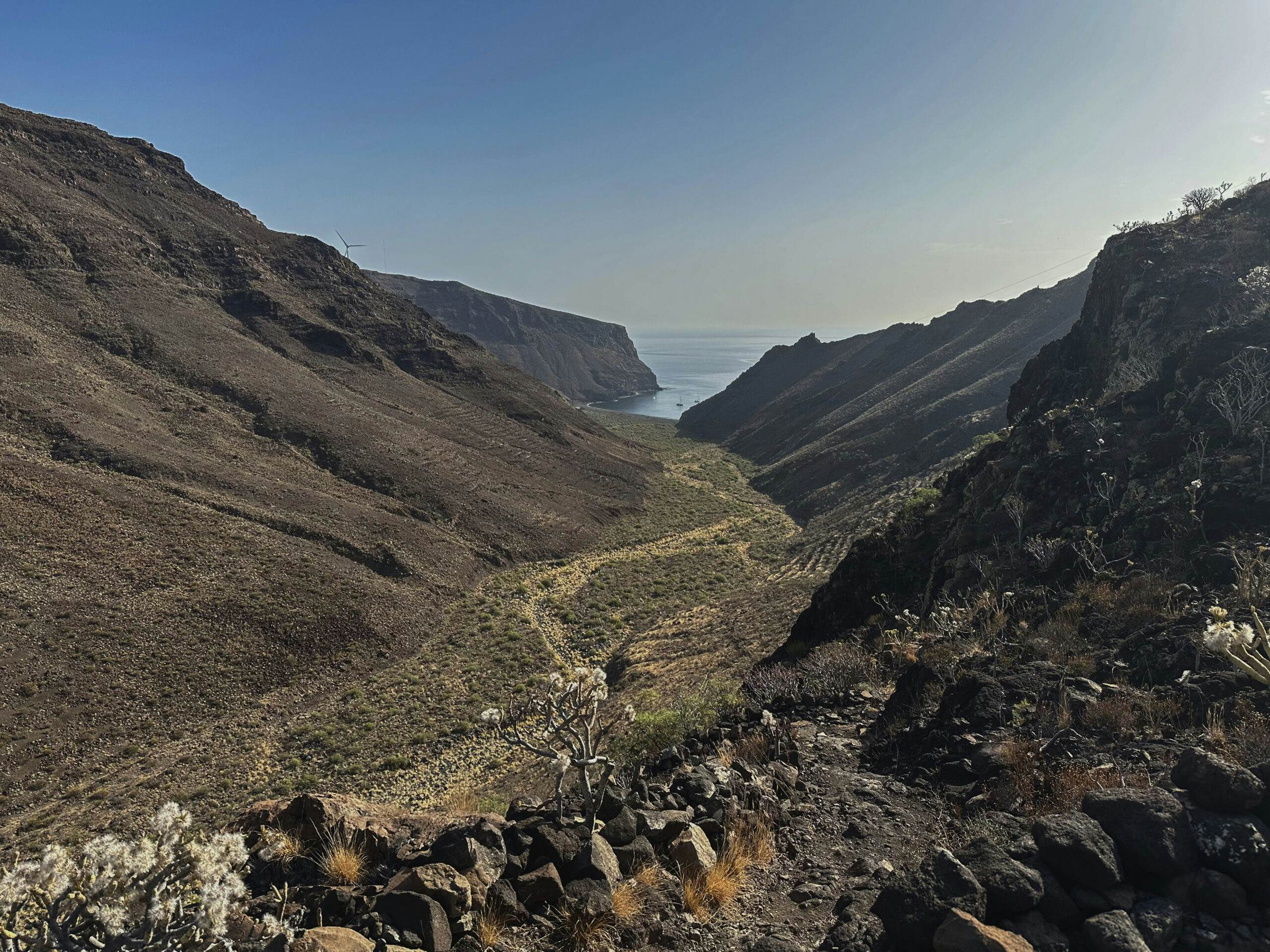 Blick vom steilen Aufstiegsweg über dem Barranco de La Guancha auf den Grat