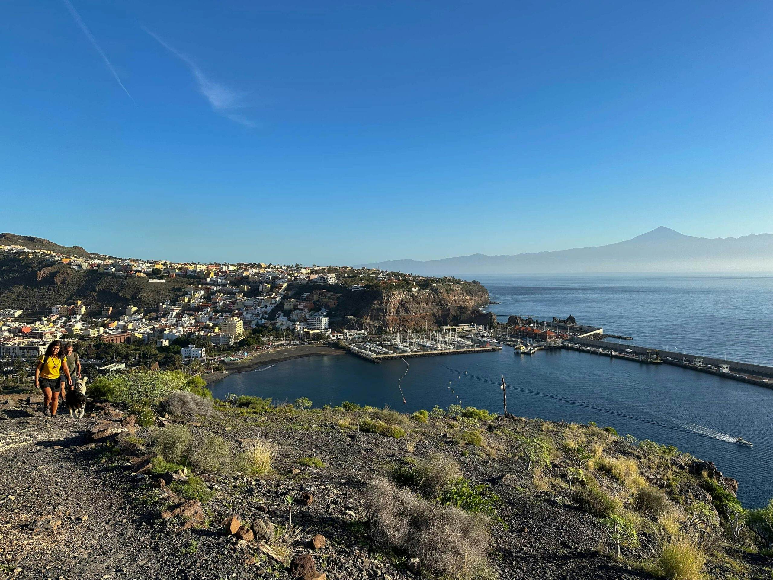 Blick zurück vom Wanderweg auf San Sebastián und Teneriffa mit dem Teide
