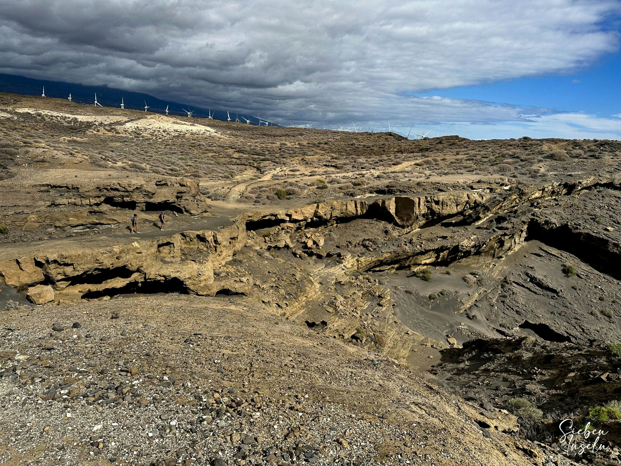 Wanderweg durch eine Abbruchkante der  Kraterwand