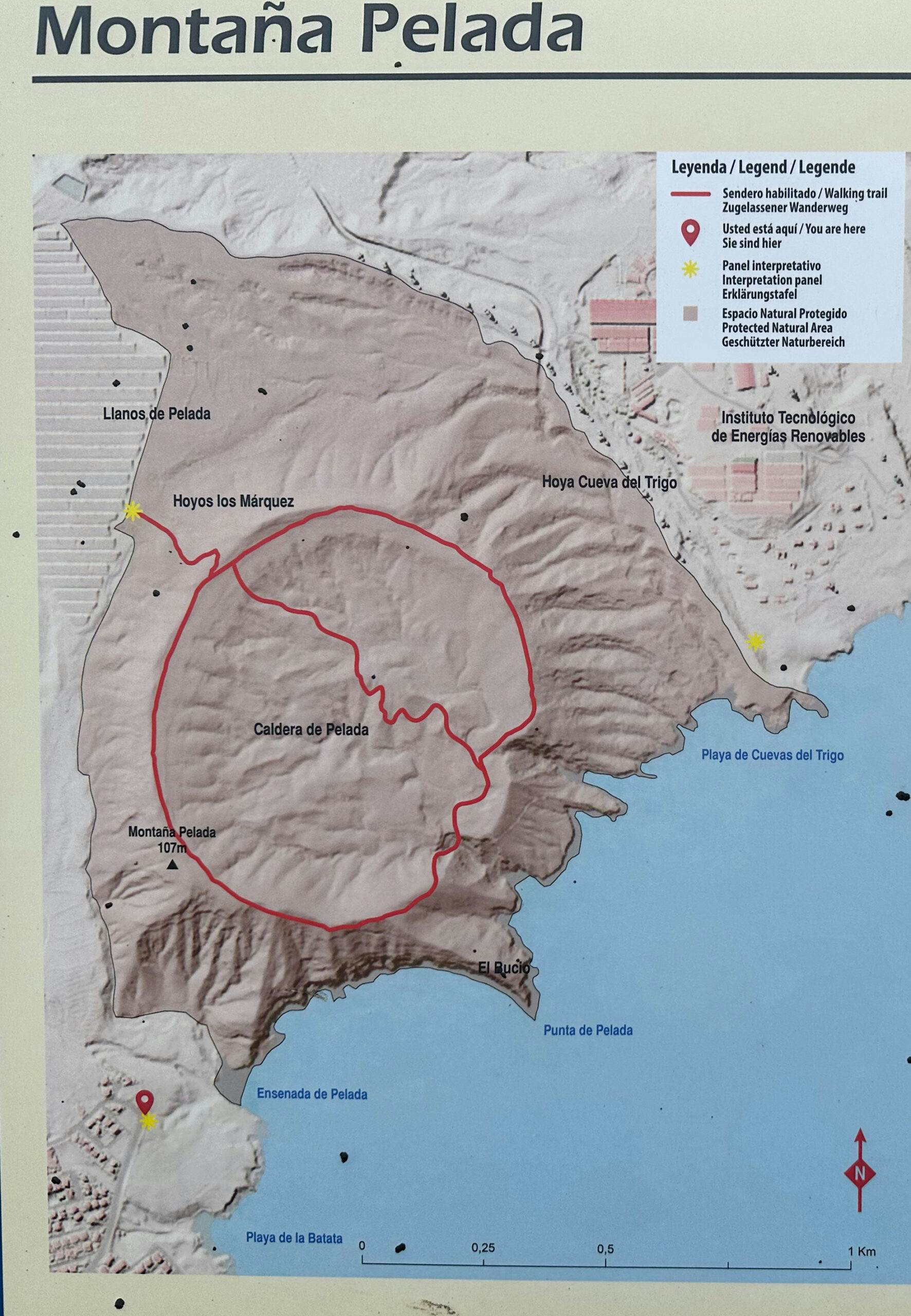 Informationstafel Wanderweg Montaña Pelada mit Wanderweg und Querung des Kraters